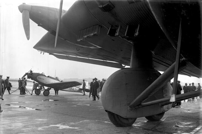 File:Bundesarchiv Bild 102-09776, Berlin-Tempelhof, Flugzeuge Junkers G 38 und A 50.jpg