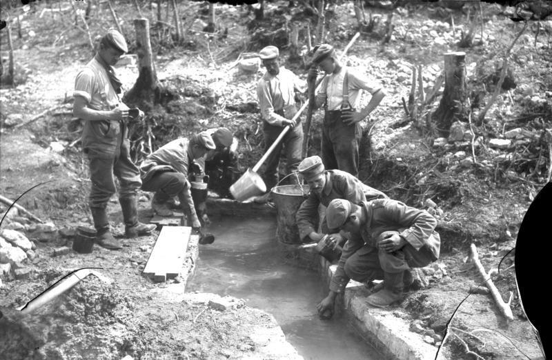 File:Bundesarchiv Bild 104-0153, Argonnen, Soldaten beim Wasserholen.jpg