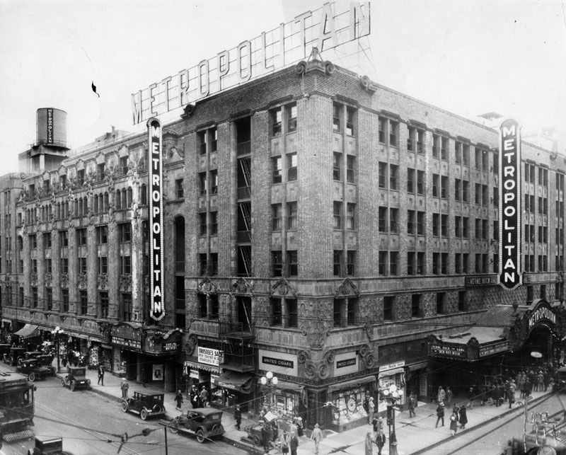 File:Metropolitan Theater Later Paramount.jpg