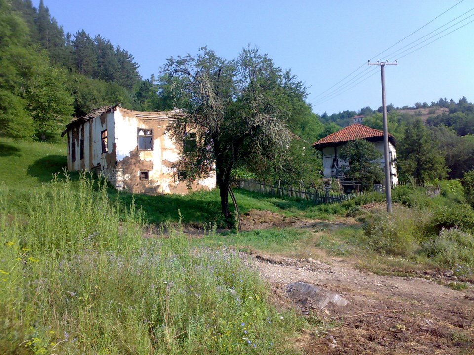 File:Stara skola u Bresnici.jpg