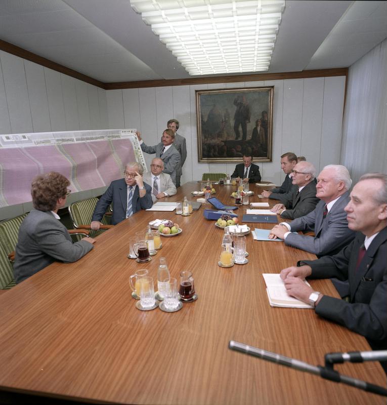 File:Bundesarchiv Bild 183-1988-0912-400, Berlin, Übergabe der 1-Megabit-Speicherschaltkreise.jpg