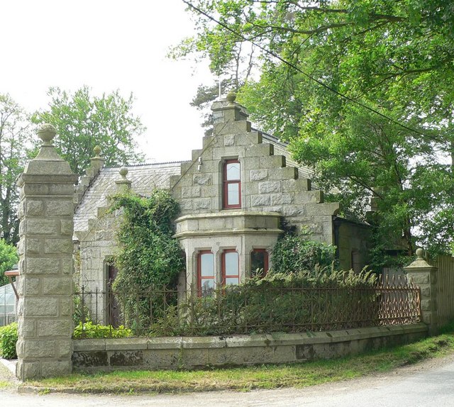 File:Former Lodge for Carnousie Castle.jpg