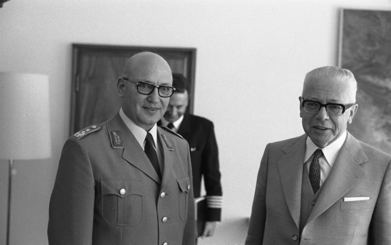 File:Bundesarchiv B 145 Bild-F039688-0018, Bonn, Bundespräsident mit Generalleutnant Schnell.jpg
