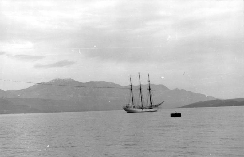 File:Bundesarchiv Bild 101I-185-0117-30A, Bucht von Kotor (-), jugoslawische Schiffe.jpg