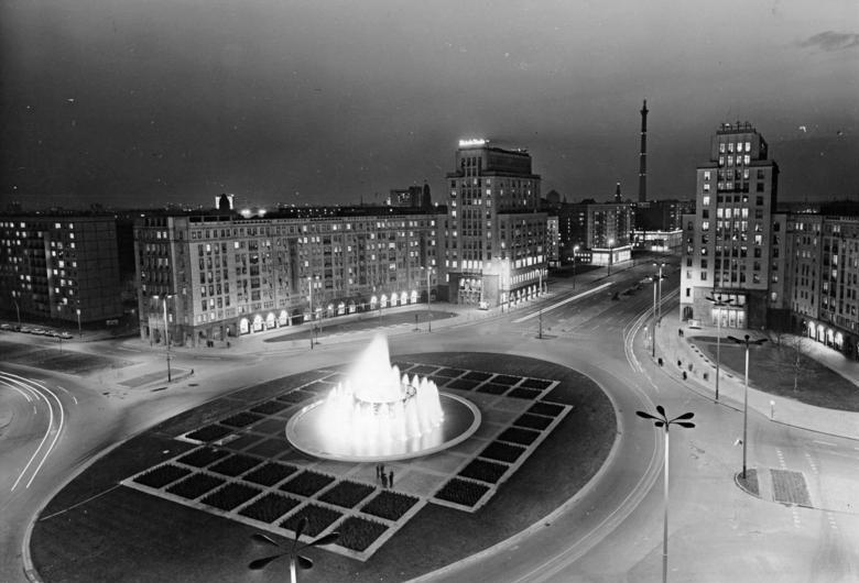 File:Bundesarchiv Bild 183-F0415-0014-001, Berlin, Strausberger Platz, Springbrunnen, Nacht.jpg