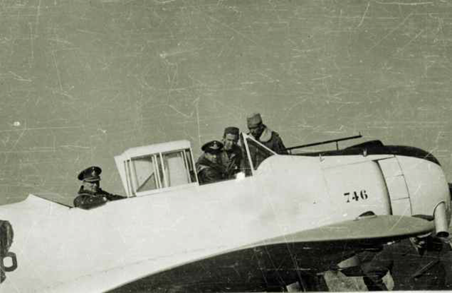 File:Juan Domingo Perón en el avión IAe22DL.png