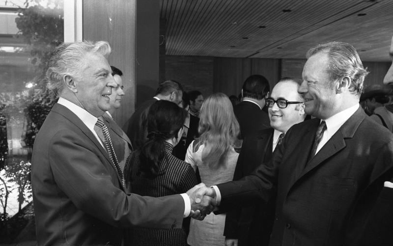 File:Bundesarchiv B 145 Bild-F034157-0022, Bonn, Bundeskanzler Brandt empfängt Schauspieler.jpg