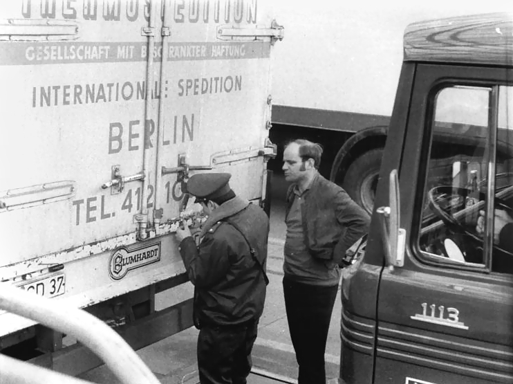 File:Bundesarchiv Bild 183-L0331-0009, Potsdam, Grenzübergang Drewitz-Dreilinden, Verplomben von LKW.jpg
