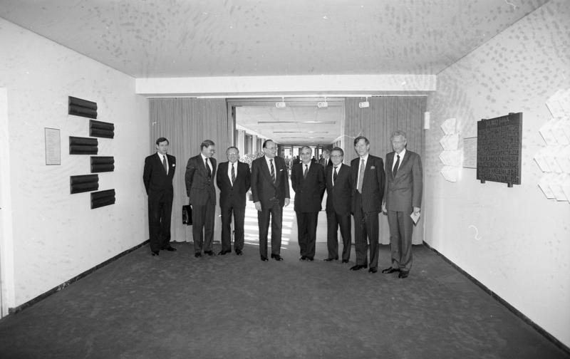 File:Bundesarchiv B 145 Bild-F083821-0005, Bonn, Auswärtiges Amt, 2-4 Verhandlungen.jpg