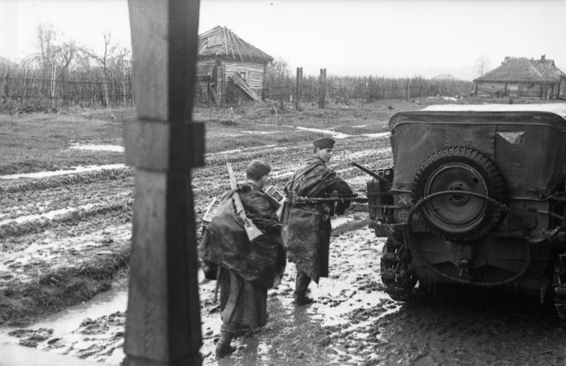 File:Bundesarchiv Bild 101I-269-0219-24, Russland, Soldaten auf nasser Strasse.jpg