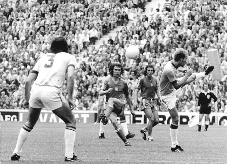 File:Bundesarchiv Bild 183-N0716-0306, Fußball-WM, VR Polen - Brasilien 1-0.jpg