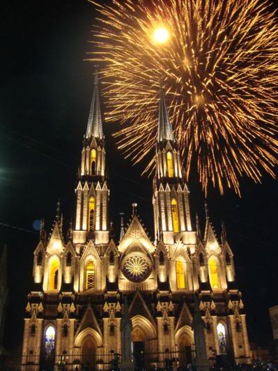 File:Santuario es iluminado.jpg