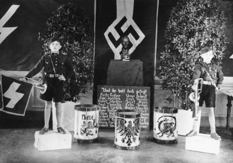 File:Bundesarchiv Bild 133-081, Hitlerjugend, Ehrenwache für Gefallene.jpg