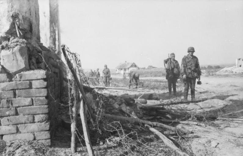 File:Bundesarchiv Bild 101I-022-2924-38, Russland, Infanterie in zerstörtem Ort.jpg