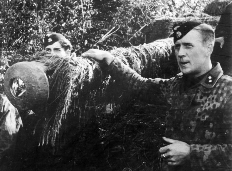 File:Bundesarchiv Bild 146-1989-113-19, Bei Caen, Angehörige der Waffen-SS neben Panzer.jpg