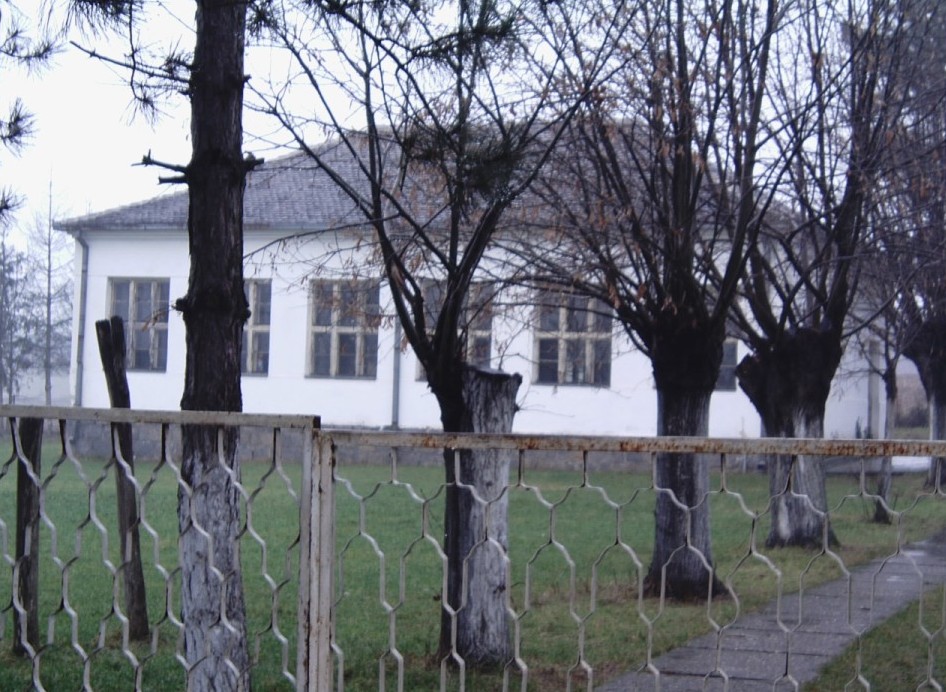 File:Школа у Звиздару - School in Zvizdar.jpg