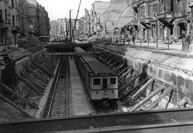 File:Bundesarchiv Bild 183-H26222, Berlin, U-Bahn in offenem U-Bahnschacht.jpg
