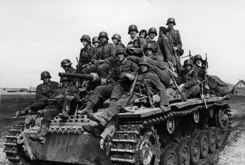File:Bundesarchiv Bild 101I-269-0240-11A, Russland, Panzer mit aufgesesssener Infanterie.jpg
