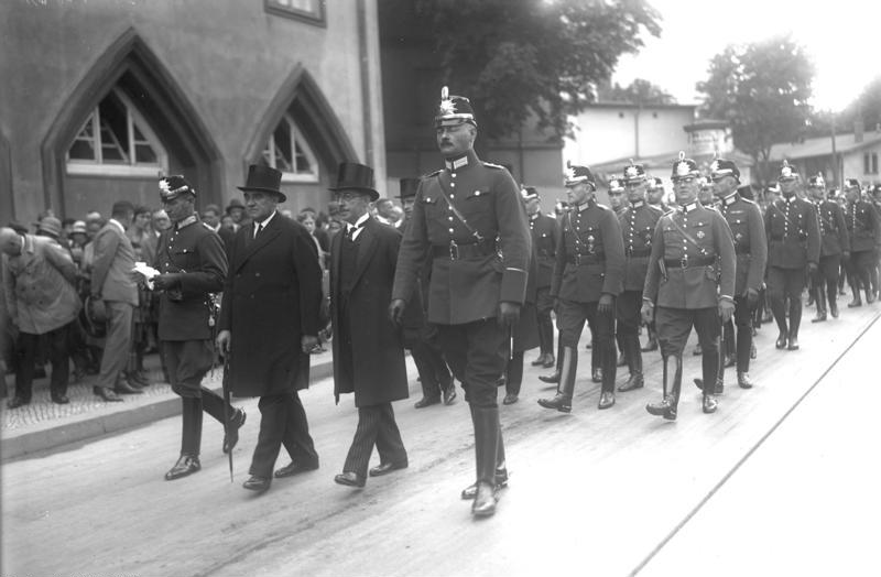 File:Bundesarchiv Bild 102-12161, Berlin, Trauerzug für ermordete Polizisten.jpg