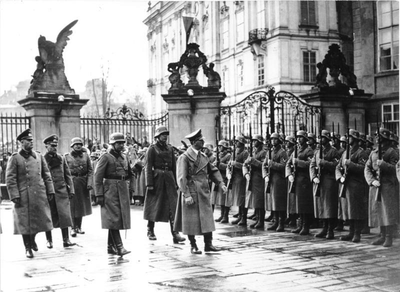 File:Bundesarchiv Bild 183-2004-1202-505, Prag, Burg, Besuch Adolf Hitler.jpg