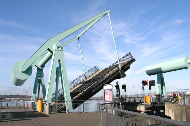 File:Bascule Bridge - Cardiff Bay Barrage Lock.jpg