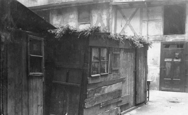 File:Bundesarchiv Bild 183-1987-0413-509, Berlin, im Scheunenviertel, Laubhütten.jpg