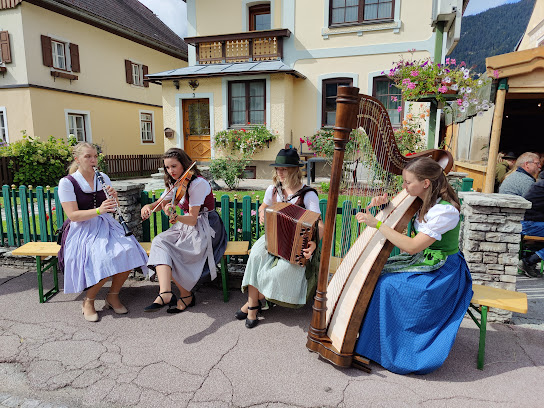 File:Österreichische Volksmusik-Gruppe in Aich Assach 2022.jpg