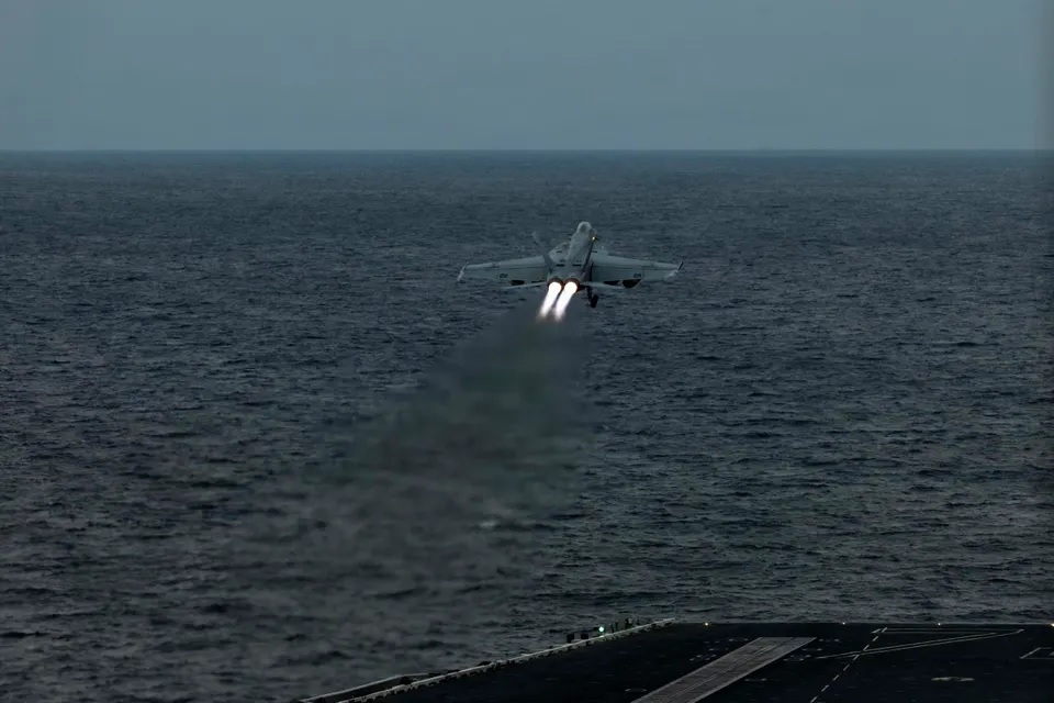 File:FA-18E Super Hornet launches from USS Abraham Lincoln.jpg