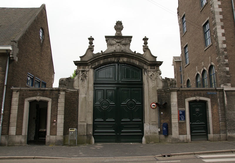 File:Maastricht - rijksmonument 27665 - Tongersestraat 53 poort 20100513.jpg