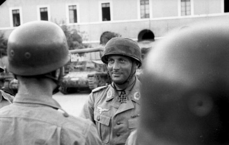 File:Bundesarchiv Bild 101I-569-1586-31, Italien, Fallschirmjäger, Major Walter Gericke.jpg