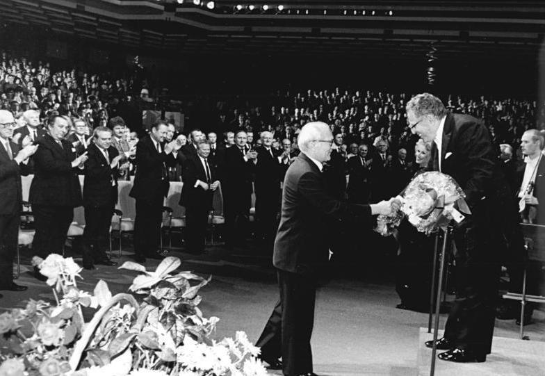 File:Bundesarchiv Bild 183-1987-1023-052, Berlin, 750-Jahr-Feier, Staatsakt, Honecker, Sanderling.jpg
