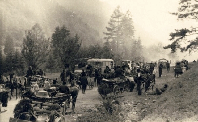 File:Begunci na poti na Koroško.jpg