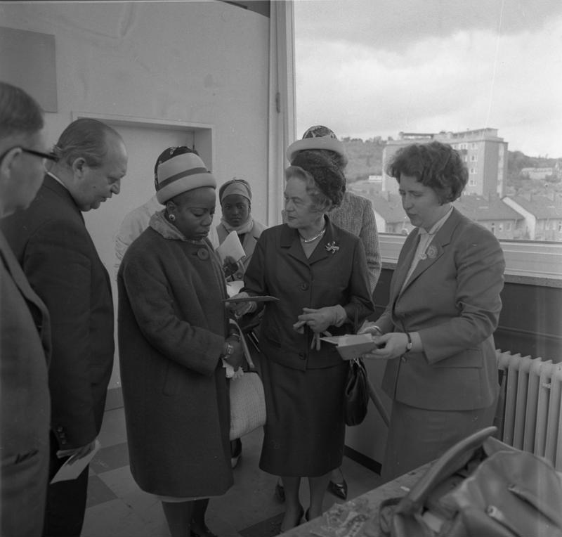 File:Bundesarchiv B 145 Bild-F012905-0012, Bonn, Schule, Staatssekretärin aus Guinea.jpg