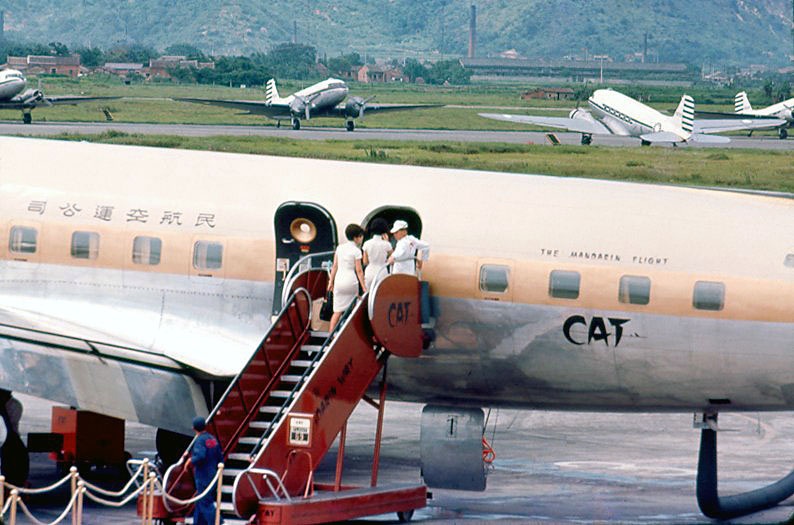 File:Douglas DC-6 and DC-3 23a.jpg