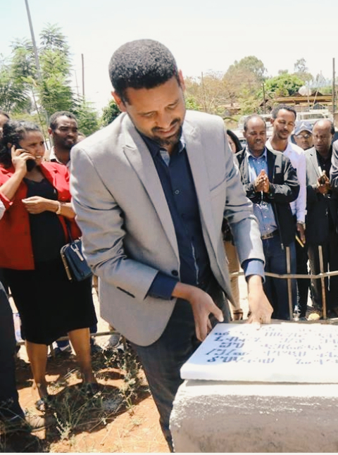 File:Getahun Garedew putting foundation stone of Motolomi.jpg
