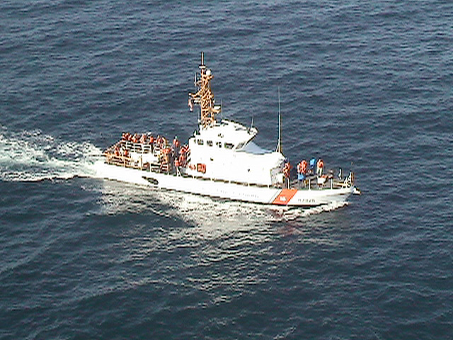 File:Something crowded the stern of the USCGC Blacktip on 2004-01-21 -b.jpg
