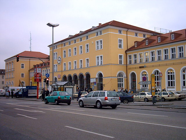 File:021104 bahnhof-regensburg 1-640x480.jpg