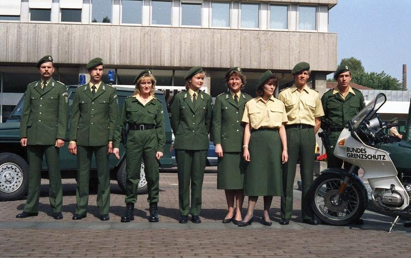 File:Bundesarchiv B 145 Bild-F075997-0011, Bonn, BMI, Uniformen Bundesgrenzschutz.jpg