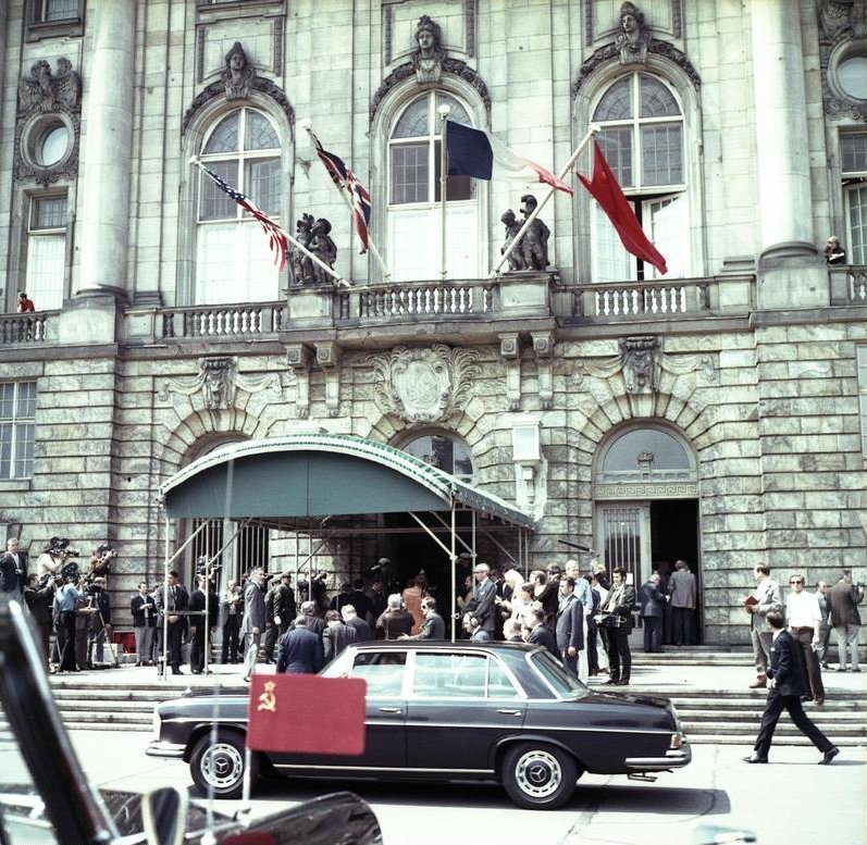 File:Bundesarchiv Bild 183-L0603-406, Berlin-Kontrollratsgebäude, Viermächteabkommen.jpg