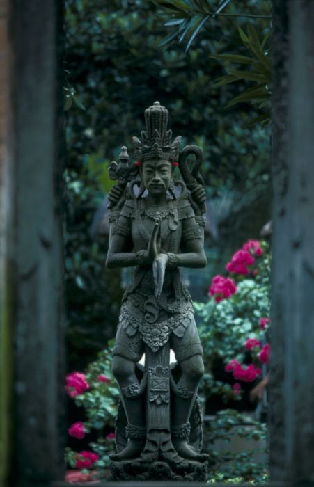 File:COLLECTIE TROPENMUSEUM Stenen beeld voorstellende Shiva of Vishnu TMnr 20014750.jpg