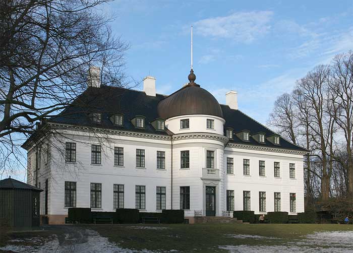 File:Bernstorff Slot Feb06.jpg