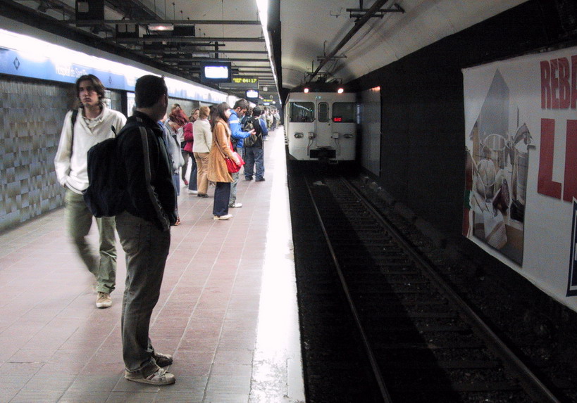 File:Estació d'Hospital de Sant Pau del metro de Barcelona.jpg