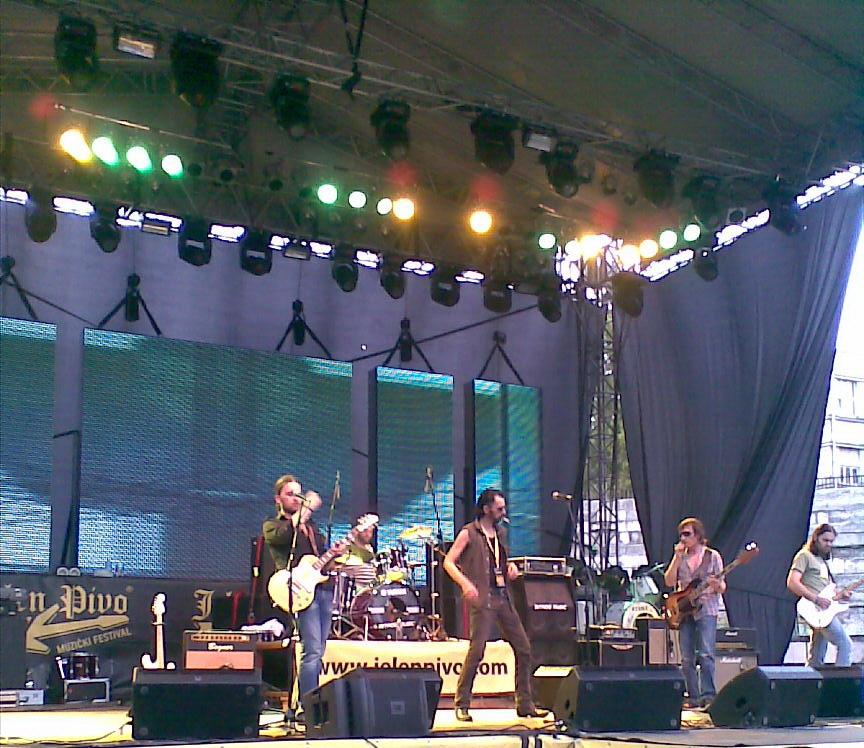 File:Majke at Jelen Pivo Live.jpg