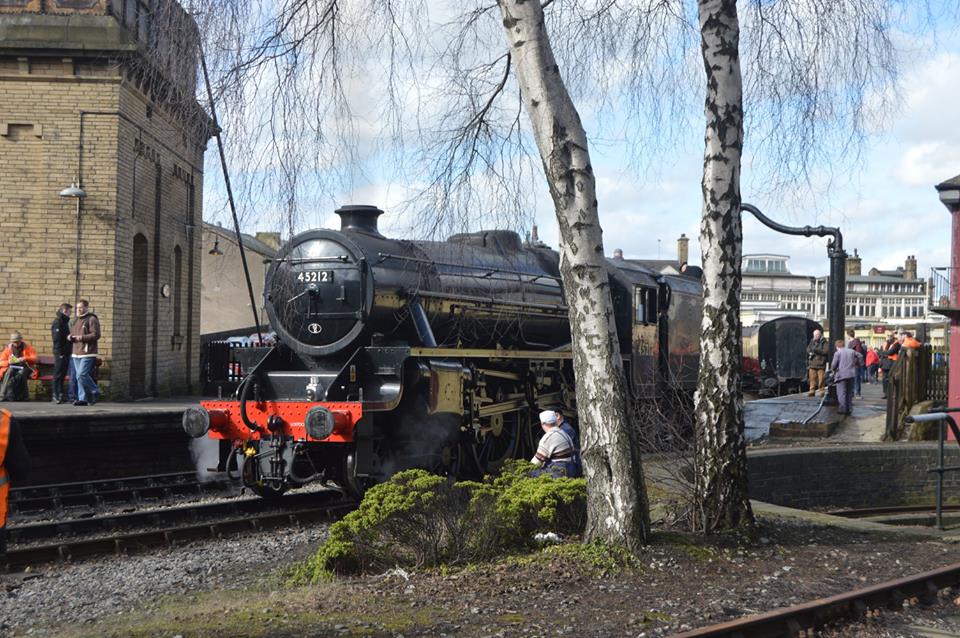 File:45212 Waiting in platform 3 at Keighley.jpg