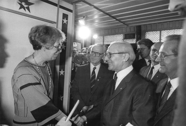 File:Bundesarchiv Bild 183-1985-0310-140, Leipzig, Frühjahrsmesse, Honecker, Ridgway.jpg
