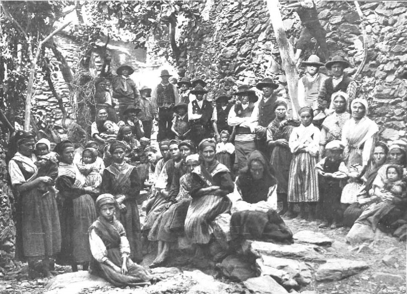 File:Grupo de jurdanos ante la cámara fotográfica, de Venancio Gombau.jpg