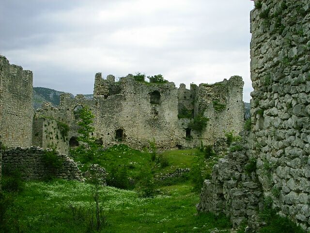 File:Stepangrad, nadvori monumentalni zriceniny.jpg