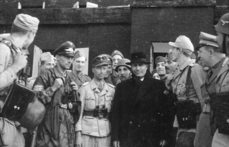 File:Bundesarchiv Bild 101I-567-1503C-14, Gran Sasso, Mussolini vor Hotel.jpg