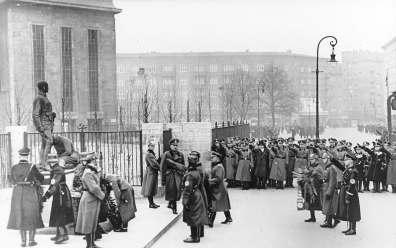 File:Bundesarchiv Bild 183-C00678, Berlin, Rosa-Luxemburg-Platz, Kranzniederlegung.jpg