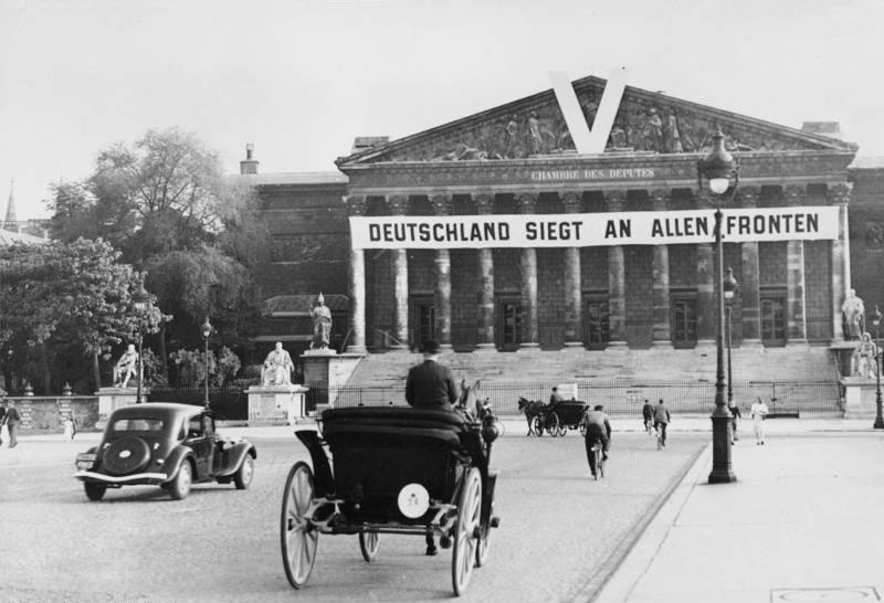 File:Bundesarchiv Bild 183-2004-0216-500, Paris, deutsche Parole am Bourbon-Palast.jpg